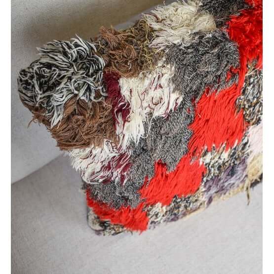 Marokkaans kussen vintage van een Berberkleed, kleurrijk design met unieke handgemaakte textuur, perfect voor woon- of slaapkamerdecor.