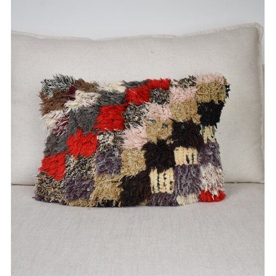 Vintage Marokkaans kussen P484 op een bank, handgemaakt van een uniek Berberkleed in warme kleuren, eyecatcher voor je interieur.