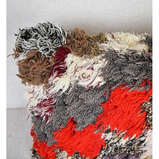 Vintage Marokkaans kussen P484 met kleurrijk Berberdesign, handgemaakt voor een unieke en artistieke uitstraling in jouw interieur.