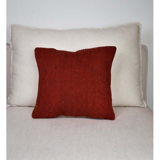 Vintage Marokkaans kussen gemaakt van Berberkleed, uniek handgemaakt ontwerp op lichte sofa. Eyecatcher voor ieder interieur.