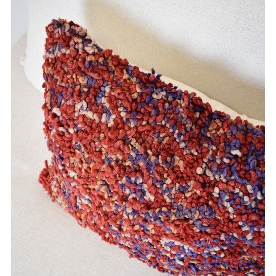 Marokkaans kussen - Uniek vintage Berberkussen in rood en paars, perfecte eyecatcher voor je woon- of slaapkamer, handgemaakt en origineel.