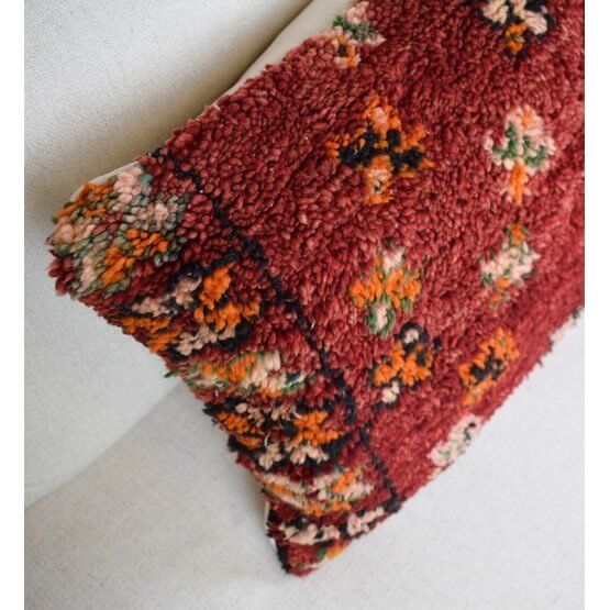 Handgemaakt Marokkaans kussen van vintage Berberkleed in rood, perfect voor woondecoratie, unieke en opvallende designstijl.