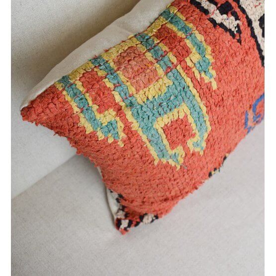 Alt Tag: Marokkaans kussen P513, handgemaakt van vintage Berberkleed, kleurrijk en uniek ontwerp, eyecatcher voor woon- of slaapkamer.