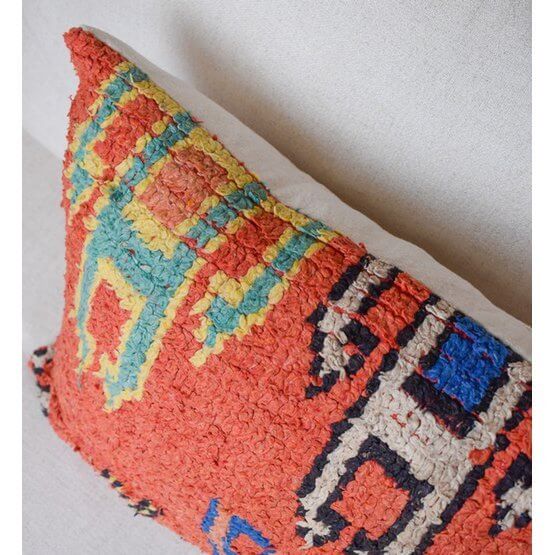 Handgemaakt Marokkaans kussen P513 van vintage Berberkleed, kleurrijk en uniek design voor woon- of slaapkamer.