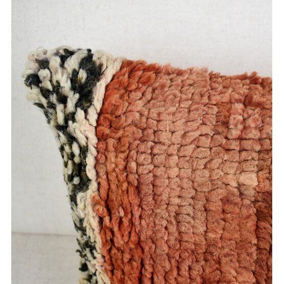 Close-up van vintage Berber Marokkaans kussen met unieke patronen en textuur, handgemaakt voor een artistieke uitstraling in huis.