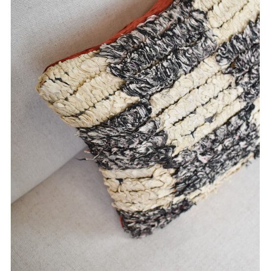 Uniek Marokkaans kussen gemaakt van vintage Berberkleed, perfect als blikvanger in woon- of slaapkamer. Handgemaakt en origineel design.