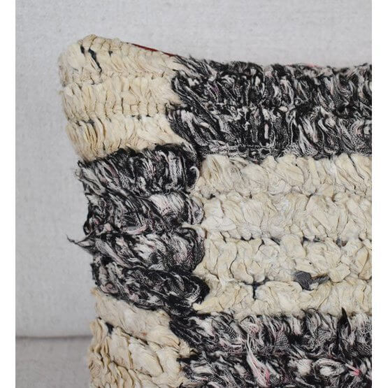 Marokkaans vintage kussen gemaakt van Berberkleed, uniek en handgemaakt. Perfecte eyecatcher voor woon- of slaapkamer.