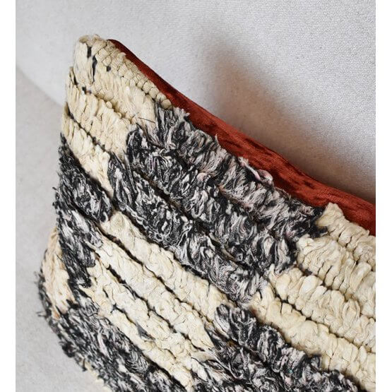 Alt Tag: Uniek handgemaakt Marokkaans kussen van vintage Berberkleed met zwart-witte patronen en een rode achterkant, echte eyecatcher.