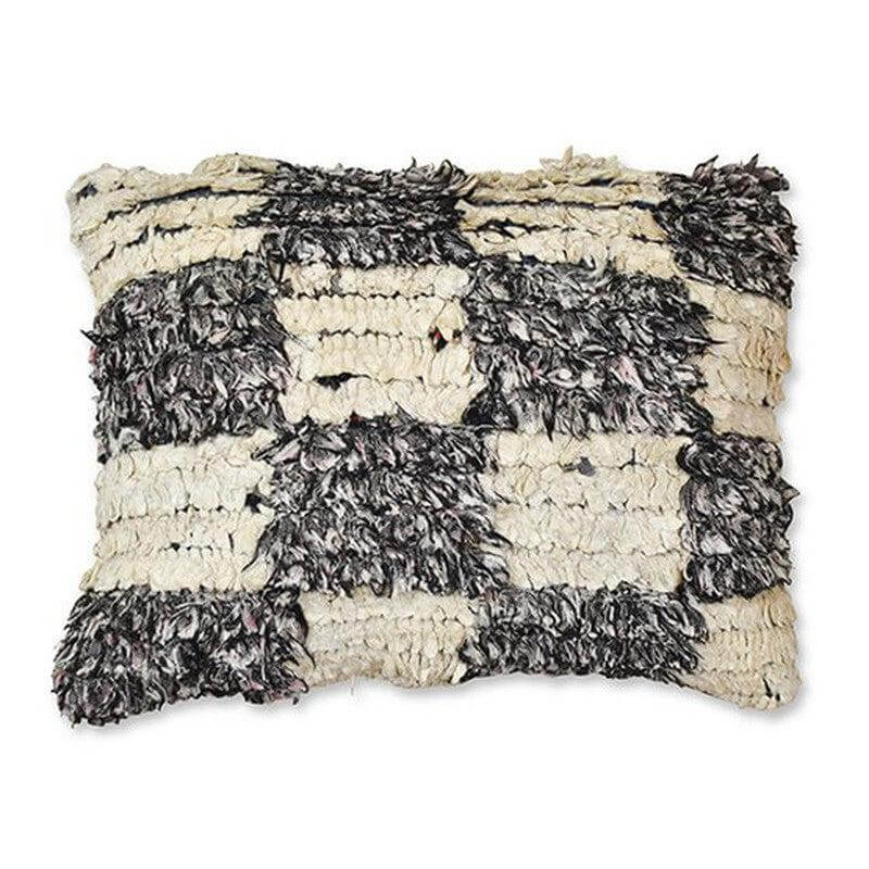 Marokkaans kussen gemaakt van vintage Berberkleed, zwart-witte textuur. Handgemaakt, uniek design voor woonkamer of slaapkamer.