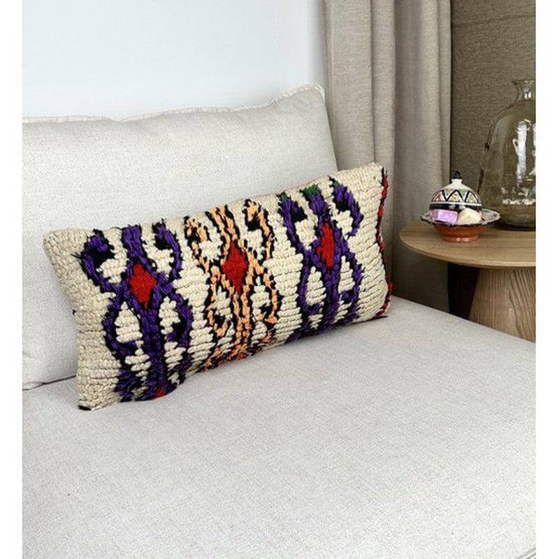 Handgemaakt Marokkaans kussen op bank, vintage Berber stijlinjectie in interieur decoreren.