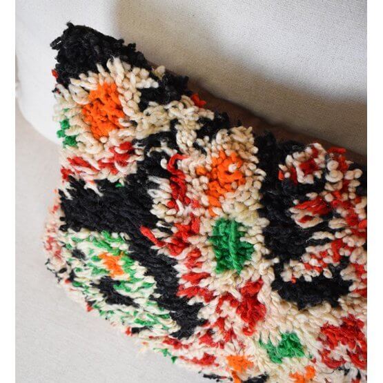 Handgemaakt Marokkaans vintage Berber kussen, kleurrijk patroon van oranje, groen en zwart, unieke eyecatcher voor woondecoratie.