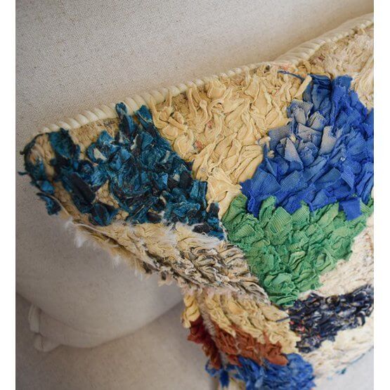 Detail van handgemaakt Marokkaans kussen, gemaakt van vintage Berberkleed in levendige kleuren. Uniek en origineel kunstwerk voor je interieur.