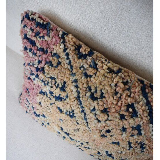 Vintage Marokkaans kussen van Berberkleed met unieke patronen, handgemaakt voor een exotische touch in je interieur.