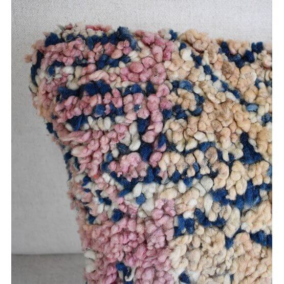 Kleurrijk Marokkaans kussen gemaakt van vintage Berberkleed, unieke eyecatcher voor woon- of slaapkamer, handgemaakt en origineel.