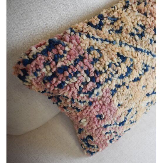 Uniek Marokkaans kussen gemaakt van vintage Berberkleed met kleurrijk patroon. Perfecte handgemaakte eyecatcher voor je interieur!