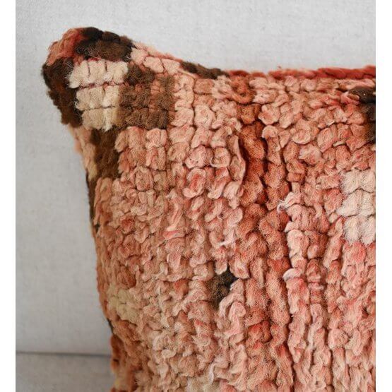 Prachtig handgemaakt Marokkaans kussen van vintage Berberkleed, unieke eyecatcher voor woon- en slaapkamer, roze en bruin tinten.