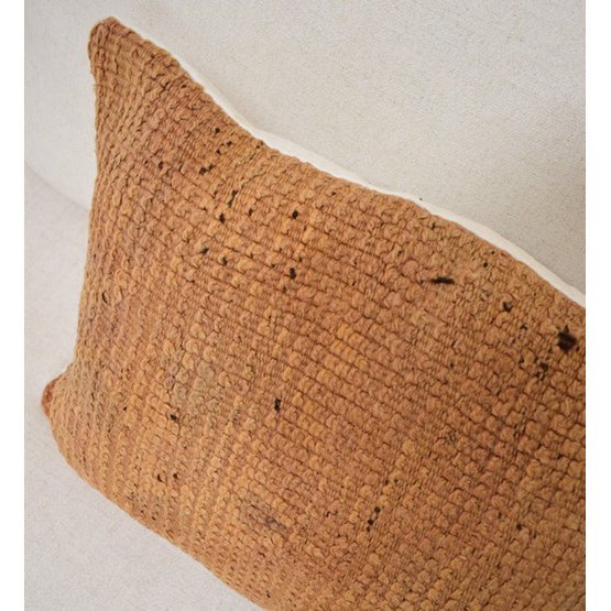 Stijlvol Marokkaans kussen van vintage Berberkleed, perfect voor bohemian sfeer in woon- of slaapkamer.