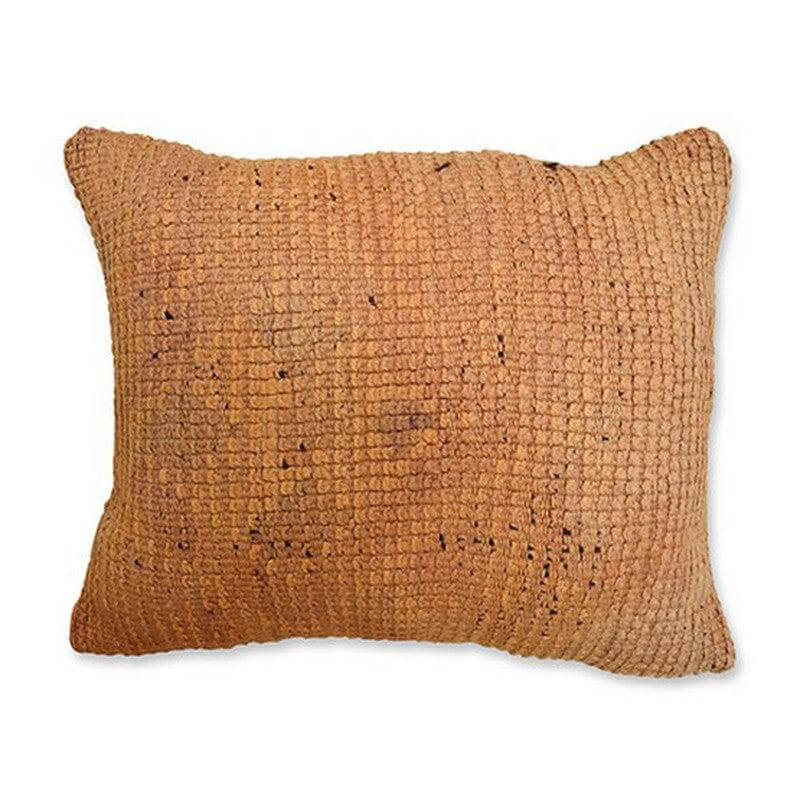 Uniek handgemaakt Marokkaans kussen, een vintage eyecatcher gemaakt van een Berberkleed. Perfect voor een bohemian sfeer.