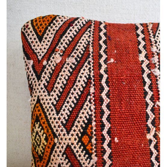 Marokkaans kussen van vintage Berberkleed, handgemaakt en uniek in rood-orangetinten met geometrische patronen. Eyecatcher woondecor.