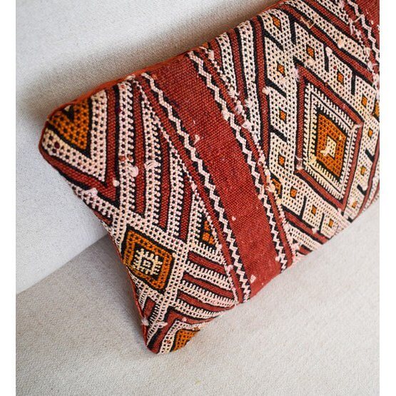 Handgemaakt Marokkaans kussen van vintage Berberkleed met uniek traditioneel patroon in warme tinten, eyecatcher voor je interieur.