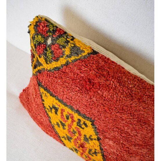Marokkaans kussen van vintage Berberkleed, rood en geel patroon, unieke handgemaakte woonkamerversiering.