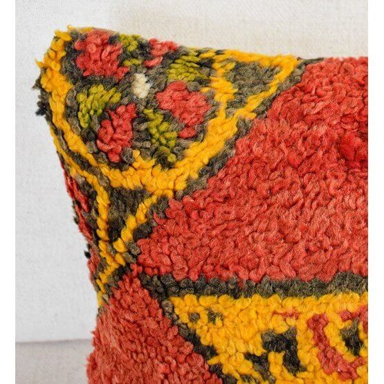 Detail van handgemaakt vintage Marokkaans kussen P673, kleurrijk patroon van Berberkleed, uniek woondecoratie item.