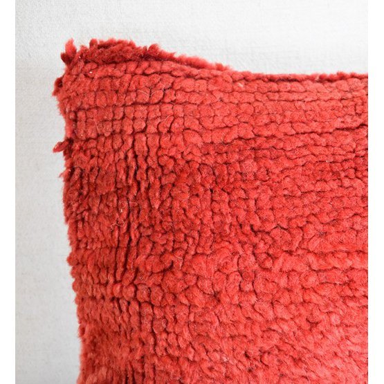Handgemaakt rood Marokkaans kussen van vintage Berberkleed, originele woondecoratie, uniek in zijn soort.