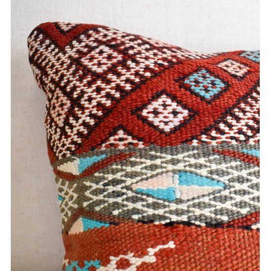 Kleurrijk handgemaakt Marokkaans kussen van vintage Berberkleed. Uniek en origineel kunstwerk voor woon- of slaapkamer.