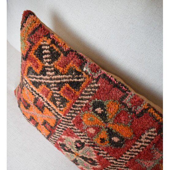 Uniek Marokkaans kussen gemaakt van vintage Berberkleed, kleurrijk en handgemaakt, ideaal voor woon- of slaapkamer decoratie.