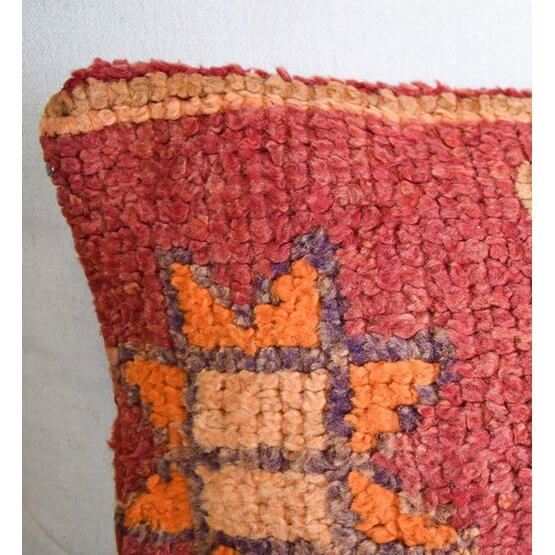 Rood Marokkaans kussen P708 met unieke Berber vintage stijl, handgemaakt en een blikvanger voor woon- of slaapkamer.