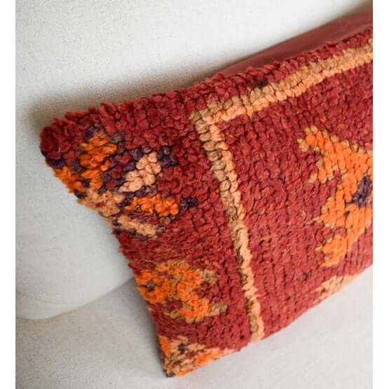 Handgemaakt Marokkaans kussen van vintage Berberkleed, geeft een unieke en artistieke touch aan je interieur.