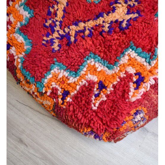 Marokkaans vloerkussen K1000 in levendige kleuren, handgemaakt van vintage Berberkleed, bohemian sfeer voor woon- of slaapkamer.