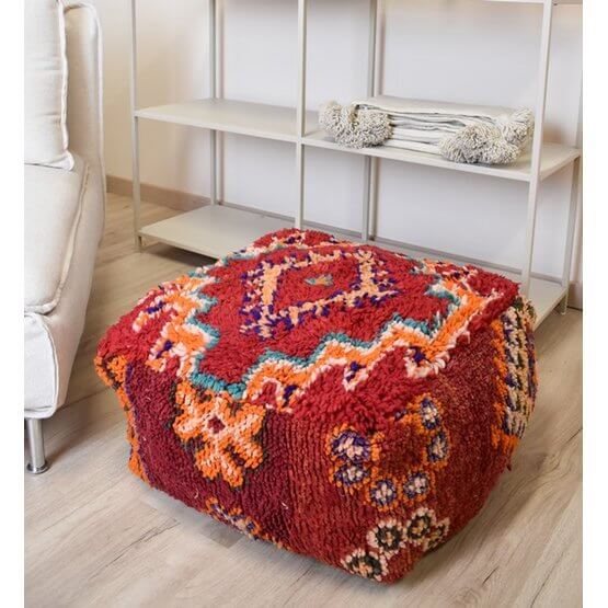 Marokkaans vloerkussen K1000, bohemian vintage stijl, gemaakt van een origineel Berberkleed, kleurrijk eyecatcher in woonkamer.