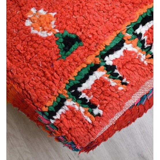 Marokkaans vloerkussen K1010 van vintage berberkleed in bohemian stijl met rode en kleurrijke accenten voor woonkamer of slaapkamer.