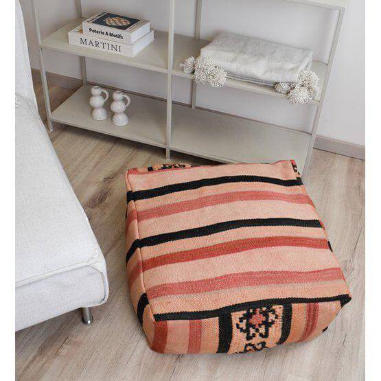Marokkaans vloerkussen K1017 met vintage Berberkleed, bohemian sfeer in woonkamer, handgemaakt voor unieke inrichting.