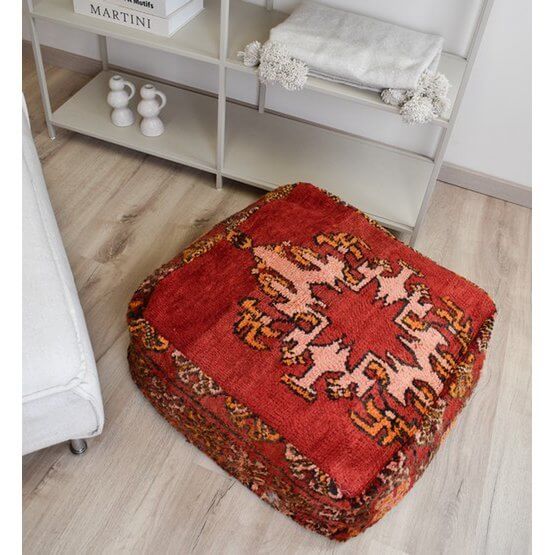 Marokkaans vloerkussen K1027 in bohemian stijl, gemaakt van een vintage berberkleed, perfect voor woon- of slaapkamer.