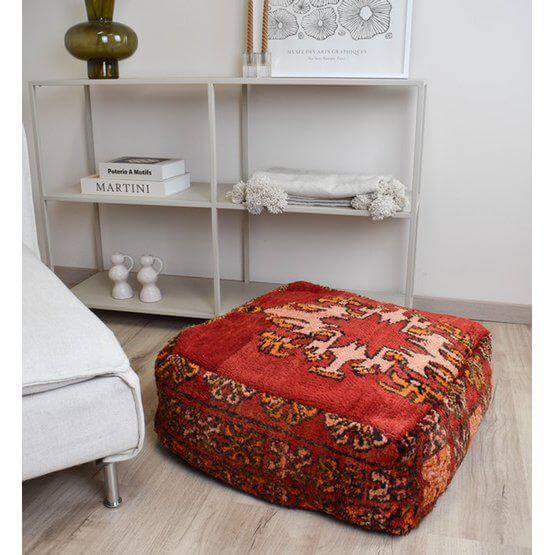 Marokkaans vloerkussen K1027 in woonkamer, handgemaakt van vintage Berberkleed, bohemian stijl, unieke interieurtoevoeging