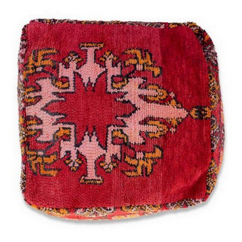 Perzisch vintage Marokkaans vloerkussen met kleurrijk Bohemian ontwerp op een rode achtergrond, handgemaakt vanuit authentiek Berberkleed.