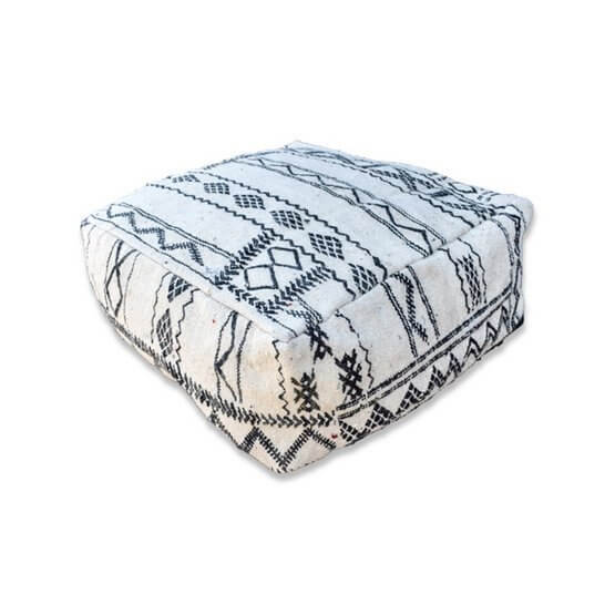 Uniek Marokkaans vloerkussen gemaakt van vintage berberkleed, zwart-wit patroon, bohemian sfeer, handgemaakt en origineel item.