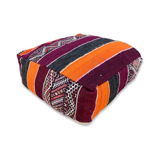Handgemaakt Marokkaans vloerkussen K1057 met bohemian design in oranje, paars en zwart gestreept patroon van vintage berberkleed.