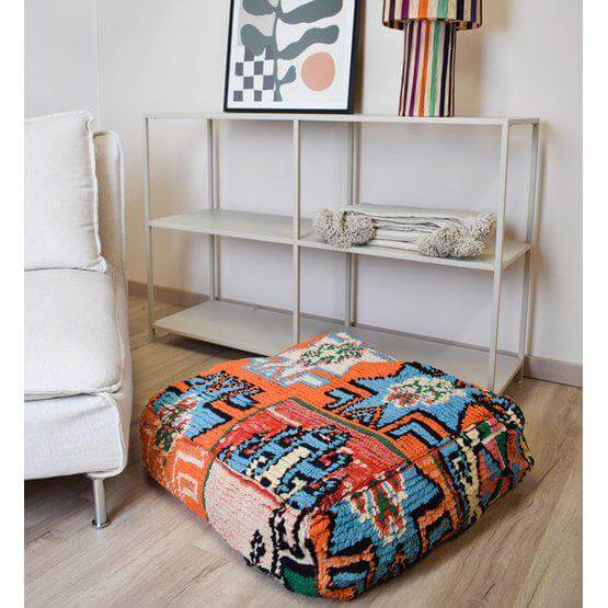 Uniek Marokkaans vloerkussen met kleurrijk bohemian design in woonkamer, gemaakt van vintage Berberkleed, voor originele sfeer en stijl.
