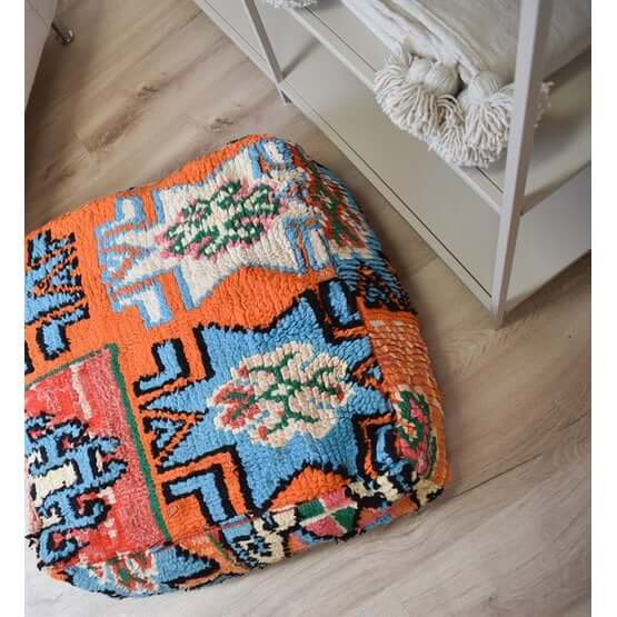 Uniek Marokkaans vloerkussen gemaakt van vintage berberkleed, kleurrijke bohemian sfeer voor woonkamer of slaapkamer.