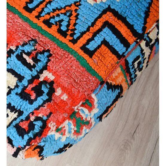 Detail van kleurrijk Marokkaans vloerkussen K1063 met bohemian design, gemaakt van een vintage Berberkleed.