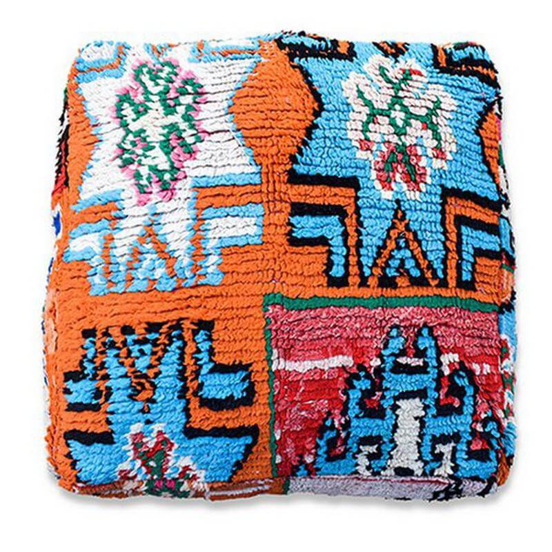 Uniek Marokkaans vloerkussen met kleurrijk bohemian design, handgemaakt van vintage berberkleed, perfect voor woonkamer of slaapkamer.