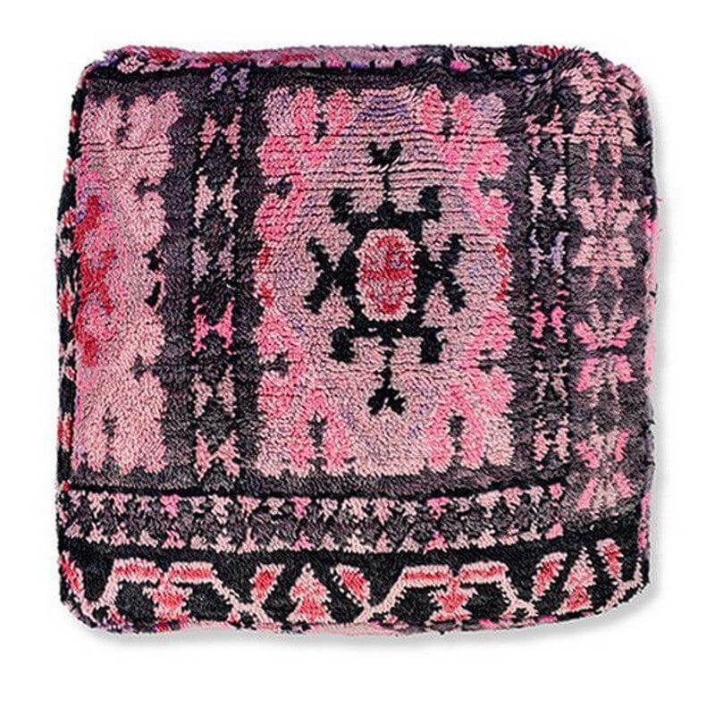 Marokkaans vloerkussen met bohemian design, handgemaakt van vintage berberkleed in roze en zwarte tinten, unieke eyecatcher.