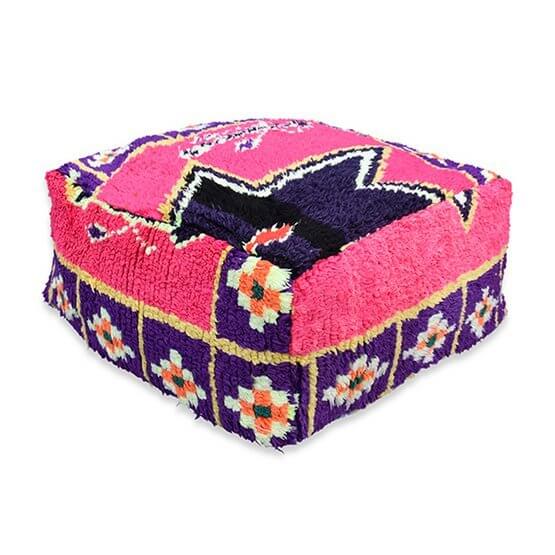 Kleurrijk Marokkaans vloerkussen K1099 met bohemian patroon, handgemaakt van vintage Berberkleed. Uniek en sfeervol woonaccessoire.