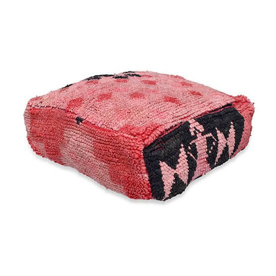Marokkaans vloerkussen K1101 in warme kleuren en handgemaakte details, een stijlvol designelement voor elk interieur.