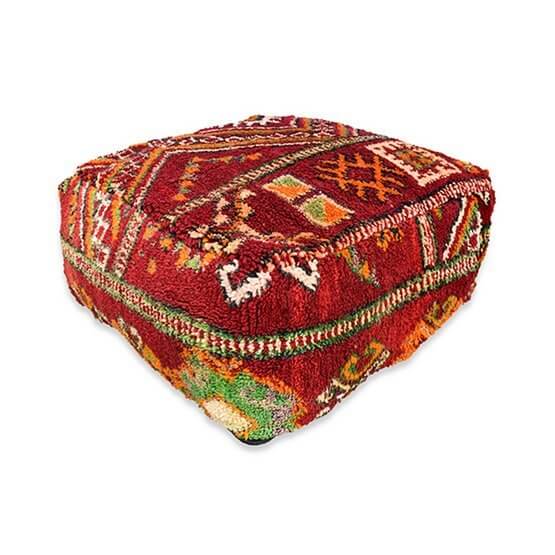 Marokkaans vloerkussen K1159, handgemaakt van vintage berberkleed, uniek bohemian woondecoratie accent in rood en oranje tinten.