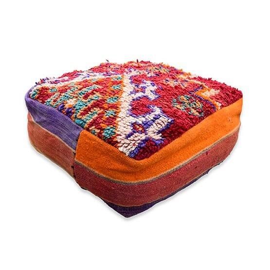 Marokkaans vloerkussen K1163, bohemian sfeer, uniek vintage Berberkleed, handgemaakt kunstwerk voor woon- of slaapkamer.