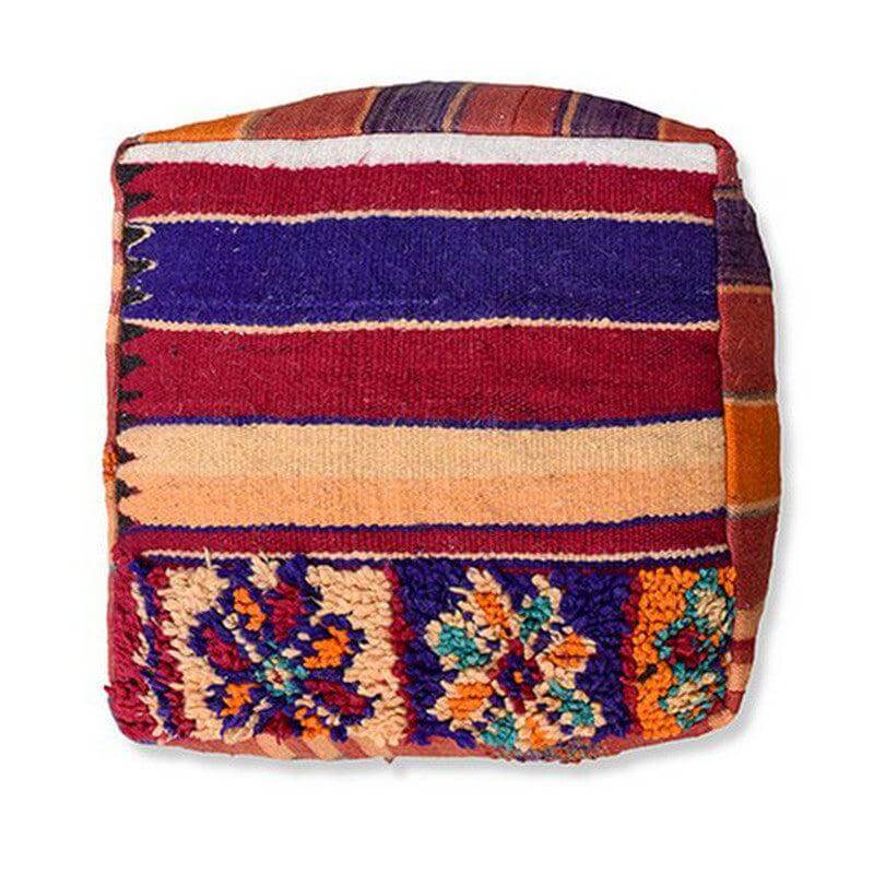 Marokkaans vloerkussen, bohemian stijl, handgemaakt van vintage Berberkleed, kleurrijk ontwerp, ideaal voor woon- of slaapkamer.